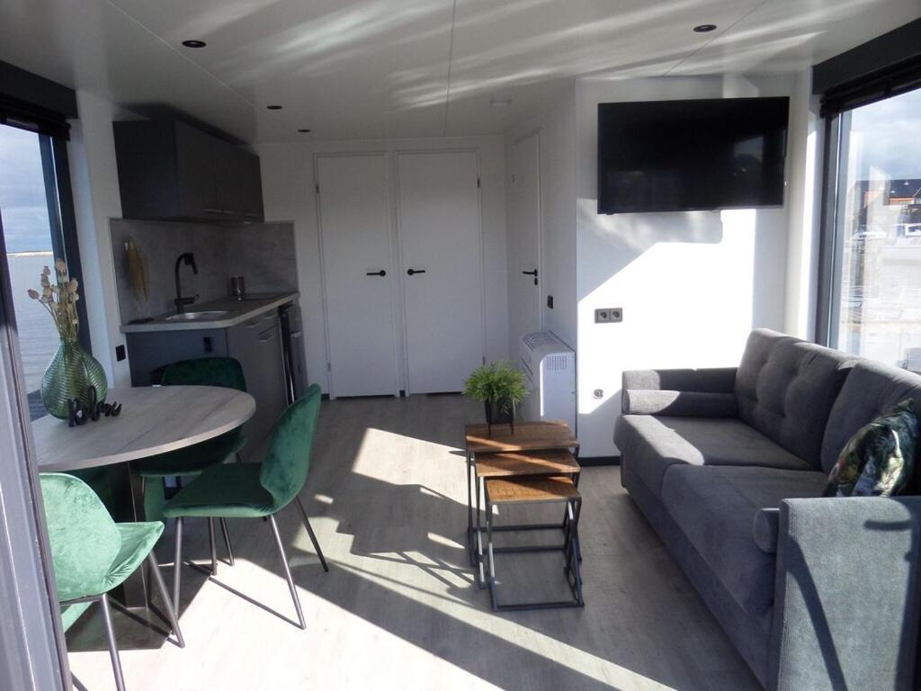 Modern Houseboat With Air Conditioning Located In Marina Uitgeest 外观 照片