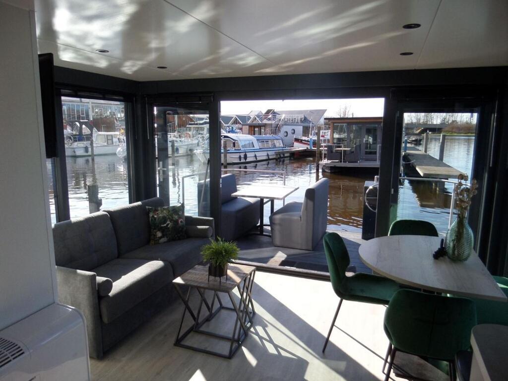 Modern Houseboat With Air Conditioning Located In Marina Uitgeest 外观 照片
