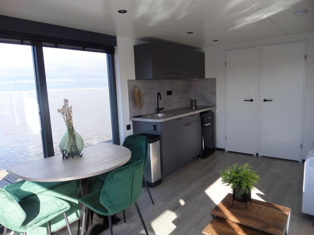 Modern Houseboat With Air Conditioning Located In Marina Uitgeest 外观 照片