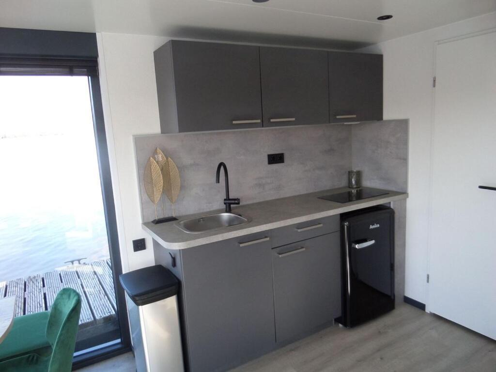 Modern Houseboat With Air Conditioning Located In Marina Uitgeest 外观 照片